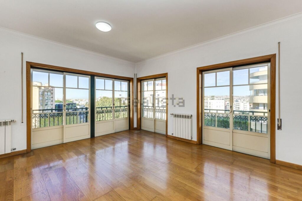 Appartement t3 à vendre – Rua Fernando Lopes Graça sans numéro